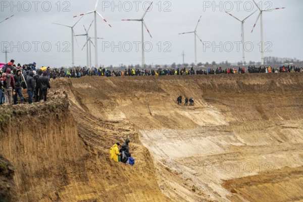 Many thousands of demonstrators march after a demonstration against the demolition of the lignite village of Lützerath, to the edge of the Garzweiler open-cast mine and on to the rest of the village, Lützerah, Erkelenz, North Rhine-Westphalia, Germany, Europe