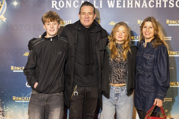 Sascha Vollmer with woman Jennifer Vollmer, daughter Manisha and son John at the premiere of the 20th Original Roncalli Weihnachtscircus in Berlin's Tempodrom on 20 December 2024