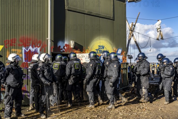 Beginning of the eviction of the Lützerath hamlet, camp of climate activists and squatters, at the Garzweiler 2 opencast lignite mine, by the police, Erkelenz, North Rhine-Westphalia, Germany, Europe