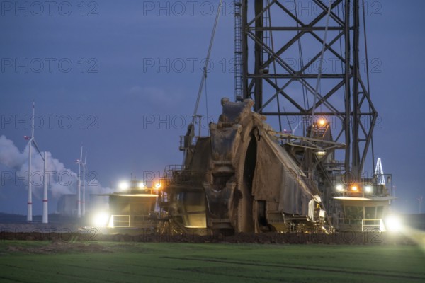 Edge of the Garzweiler II open-cast lignite mine, at the village of Lützerath, the last village to be excavated, in the background wind farm at Neurath power station, belongs to Erkelenz in the district of Heinsberg, North Rhine-Westphalia, Germany, Europe