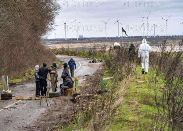 Barricades at the camp, beginning of the evacuation of the hamlet of Lützerath at the Garzweiler 2 opencast lignite mine, activists try to obstruct the preparation for the upcoming evacuation of the site occupied by climate protection activists, the energy company RWE prepares the construction of work roads, protected by the police, North Rhine-Westphalia, Germany, Europe