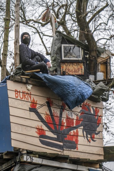 2nd day of the clearing of the hamlet Lützerath, by the police, of tree houses and huts, of climate activists, at the opencast lignite mine Garzweiler 2, Erkelenz, North Rhine-Westphalia, Germany, Europe