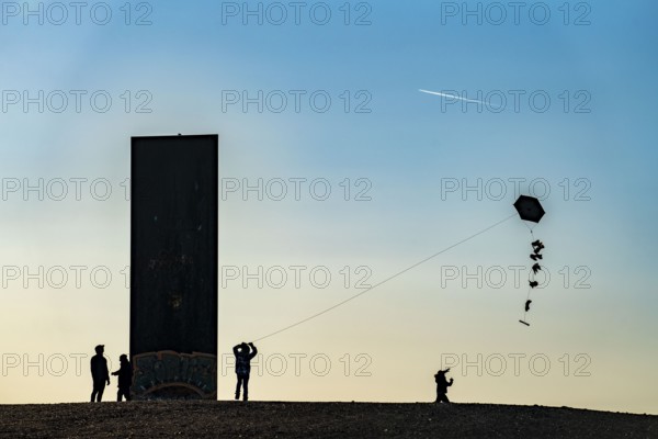 People flying a kite, sculpture by Richard Serra, Bramme for the Ruhr area on the Schurenbach spoil tip, Essen, Germany, Europe