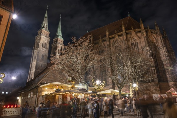 Christmas lighting at the Bratwursthäusle near St. Sebald, St. Sebald Church in the background, Nuremberg, Middle Franconia, Bavaria, Germany, Europe