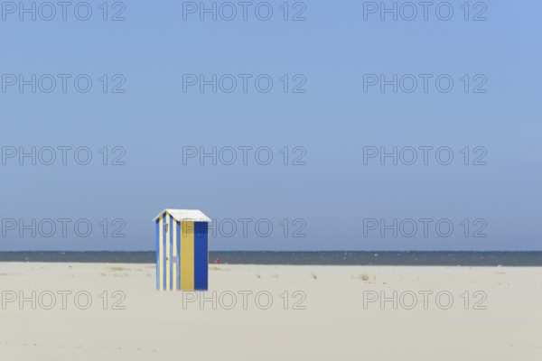 Blue and yellow cottage, beach shower on the extensive sandy beach, blue sky, North Sea, Juist, East Frisian Islands, Lower Saxony, Germany, Europe