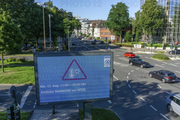 Official warning of heat, from the German Weather Service DWD, on digital billboard, from Ströer, at the crossroads, Martinstraße, Alfredstraße, B224, in Essen, weather information, hot summer day in the city, North Rhine-Westphalia, Germany, Europe