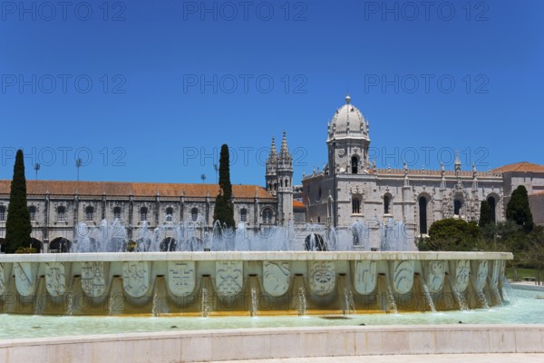 Ein historischer Brunnen vor einem Kloster unter klarem, sonnigem Himmel, Hieronymus Kloster, Mosteiro dos Jerónimos, Hieronymitenkloster, Weltkulturerbe, Klosterkirche Santa Maria, Belém, Belem, Bethlehem, Lissabon, Lisboa, Portugal, Europe