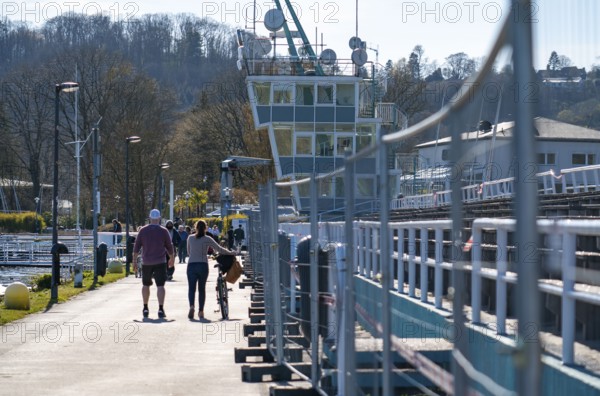 Lake Baldeney in Essen, Saturday, 04.04.20, closed-off regatta grandstands, otherwise hundreds of people sunbathe here, keep to the contact ban, keep their distance, not many visitors despite sun and spring weather, effects of the corona crisis in Germany