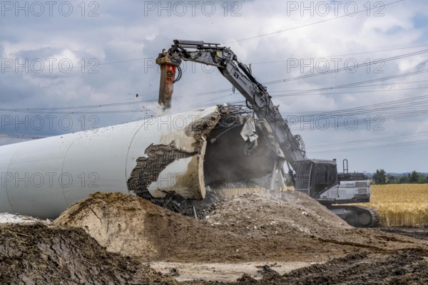 Demolished tower of a 20 year old wind turbine, in the Werl wind farm, 5 old Enercon E-66 turbines are demolished, 2 new Siemens SG6.6-170 wind turbines replace them, the 2 new wind turbines produce twice as much energy, 12 MW power, as the 5 old wind turbines, called repowering, demolition work, Werl, North Rhine-Westphalia, Germany, Europe