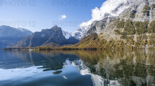 Königssee with Watzmann massif, autumnal mountain landscape reflected in the lake, Berchtesgaden National Park, Berchtesgadener Land, Upper Bavaria, Bavaria, Germany, Europe