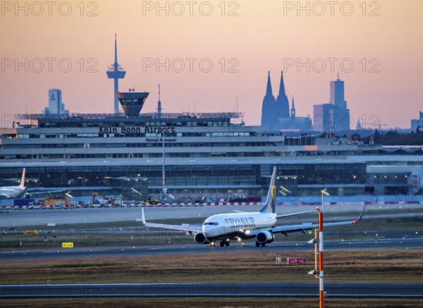 Ryanair Boeing 737 landing at Cologne-Bonn Airport, North Rhine-Westphalia, Germany, Europe