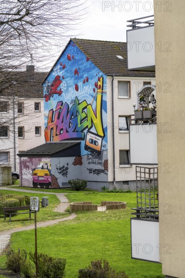 Housing estate, apartment buildings, colourful mural with local reference, music, 99 balloons, in Hagen Vorhalle, North Rhine-Westphalia, Germany, Europe