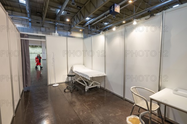 Vaccination booth, medical equipment, during the test run in the vaccination centre for corona vaccinations, in a hall at Messe Essen, by the city, the fire brigade and various aid organisations, 12 vaccination lines for a daily vaccination of up to 2400 people, operated by the North Rhine-Westphalia Association of Statutory Health Insurance Physicians