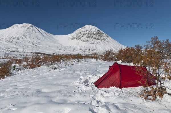 Tent in mountain landscape, Sarek National Park, Laponia World Heritage Site, Norrbotten, Lapland, Sweden, snowy landscape, winter, Scandinavia, Europe