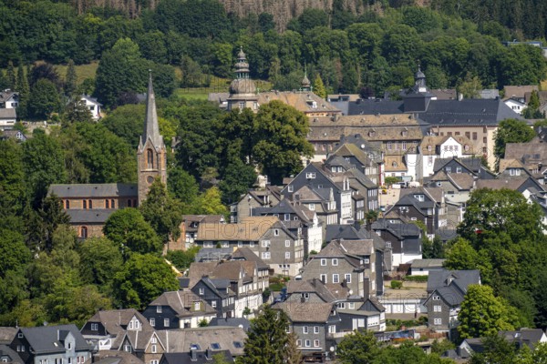 Bad Berleburg, in the district of Siegen-Wittgenstein, Rothaargebirge, Sauerland, upper town, with Berleburg Castle, Protestant town church, North Rhine-Westphalia, Germany, Europe