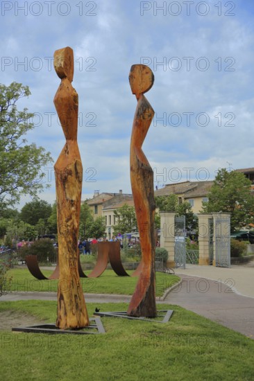 Sculptures by Yann-Eric Eichenberger, Ottilia, cyprès, cypres, Margaret, Cidre, two, slender, wooden figures, wood carving, Caisse d'Epargne, L'Isle-sur-la-Sorgue, Vaucluse, Provence, France, Europe