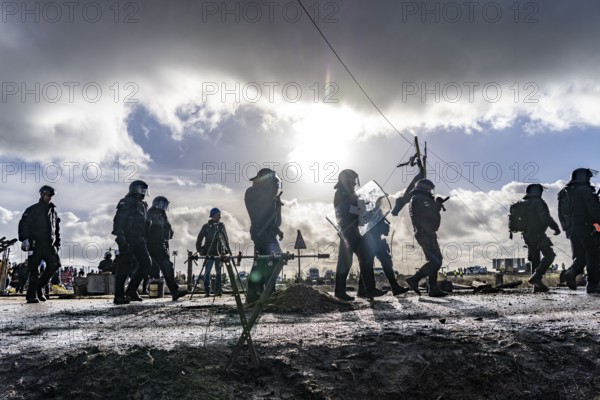 Beginning of the eviction of the Lützerath hamlet, camp of climate activists and squatters, at the Garzweiler 2 opencast lignite mine, by the police, Erkelenz, North Rhine-Westphalia, Germany, Europe