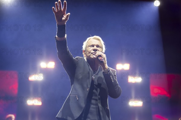 Matthias Reim live on ..und plötzlich bist du Kult! Tour in the Berlin Uber Arena on 29 December 2024