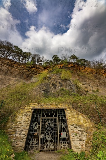 Access to the Nachtigallstollen, GeoRoute Ruhr, Dünkelberg quarry, in the Muttental valley, here you can see the geology of the region, a thin seam of hard coal is visible, underneath were thicker layers of hard coal that were mined, Witten, North Rhine-Westphalia, Germany, Europe