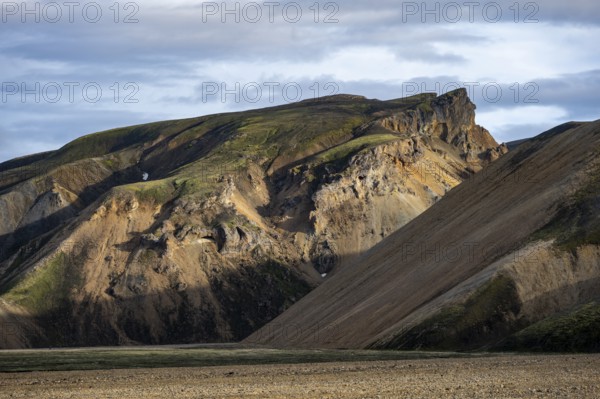 Rhyolite mountains, volcanic landscape, colourful erosion landscape with mountains, Landmannalaugar, Fjallabak nature reserve, Icelandic highlands, Suðurland, Iceland, Europe