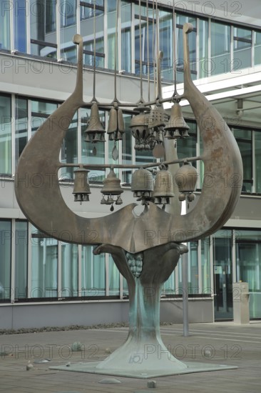 Glockenspiel by Gernot Rumpf 1975 called Beamtenwecker, bronze sculpture, modern art, wind chimes, bells, bell tree, Ministry of Education, Ministry of Culture, historic city centre, Mainz, Rhine-Hesse region, Rhineland-Palatinate, Germany, Europe