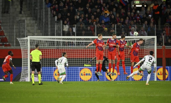 Free kick, shot on goal, action, goal chance Jorge Silva NK Olimpija LjublJjana (02) v Mauer, Referee Referee Enea Jorgji Albania, UEFA Conference League, Voith-Arena, Heidenheim, Baden-Württemberg, Germany, Europe