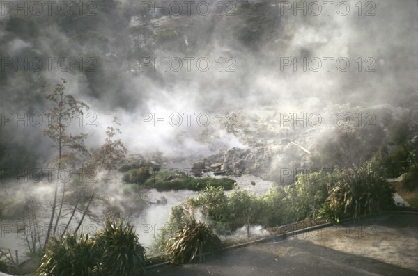 Dampf, der aus den heißen Quellen mit geothermischer Aktivität im Maori-Dorf Te Whakarewarewa, Rotorua, Neuseeland, aufsteigt, 1974