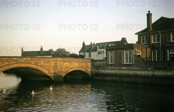 Pub on the bridge over the River Arun, Arundel, West Sussex, England, UK August 1959