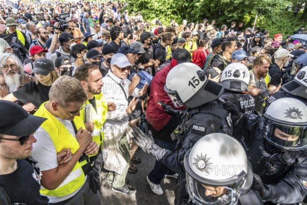 Riots in the run-up to the AFD party conference in Essen, demonstrators try to prevent AFD delegates from entering the Grugahalle, they are led through the demonstrators by a massive police contingent, there were many scuffles, Essen, North Rhine-Westphalia, Germany, Europe