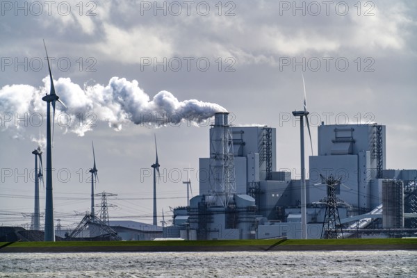 Energie Park Eemshaven, various power plants and the Westereems and Growind wind farms, a total of over 80 wind turbines, RWE coal-fired power plant Eemshaven, 2 power plant units, at the seaport of Eemshaven, province of Groningen, in the north-west of the Netherlands