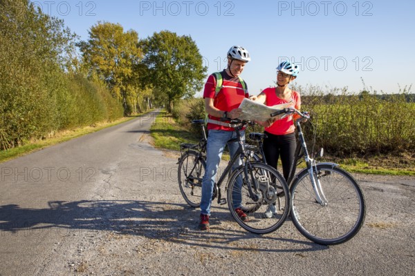 Cyclist, cycle tour in the Dingdener Heide nature reserve, heath and moorland landscape, north of the village of Dingden, part of Hamminkeln, cultural landscape, North Rhine-Westphalia, Hohe Mark Westmünsterland nature park Park