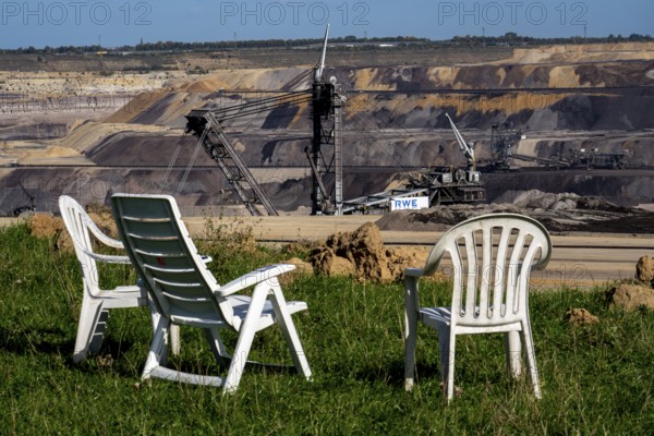 Edge of the Garzweiler II open-cast lignite mine, the last buildings of the abandoned village are occupied by climate protection activists, is to be the last village to be excavated, belongs to Erkelenz in the district of Heinsberg, North Rhine-Westphalia, Germany, Europe