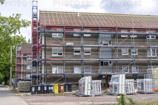 Energy-efficient refurbishment of an apartment block, thermal insulation, new windows and new roof covering