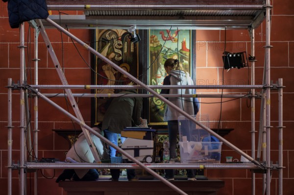 Restoration, cleaning, wall painting, wall decoration, scaffolding. Building site, restorer, St Bartholomew's Cathedral, Frankfurt am Main, Hesse, Germany, Europe