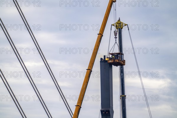 Dismantling of the old motorway bridge Neuenkamp, the A40, dismantling of the last bridge pier, next to it the first part of the new Rhine bridge, the second part is to be completed in 2026, Duisburg, North Rhine-Westphalia, Germany, Europe