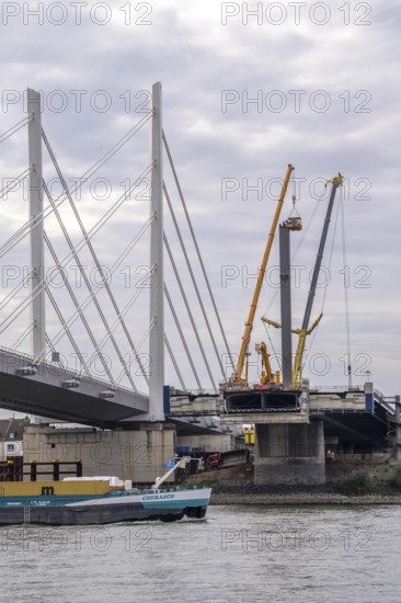 Dismantling of the old motorway bridge Neuenkamp, the A40, dismantling of the last bridge pier, next to it the first part of the new Rhine bridge, the second part is to be completed in 2026, Duisburg, North Rhine-Westphalia, Germany, Europe