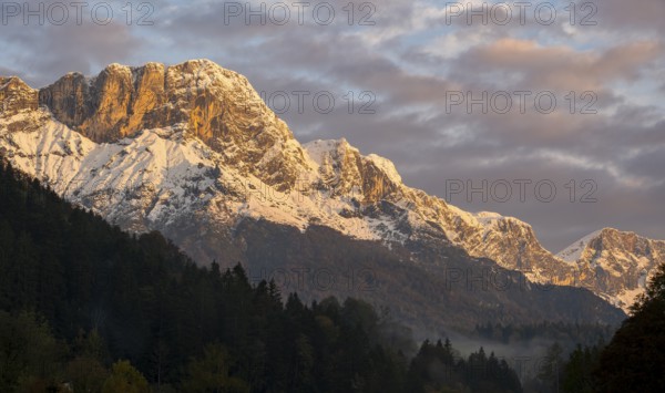 Mountain peak Berchtesgadener Hochthron at sunrise, mountain landscape with snow in autumn, Untersberg, Berchtesgaden Alps, Berchtesgaden, Berchtesgadener Land, Upper Bavaria, Bavaria, Germany, Europe