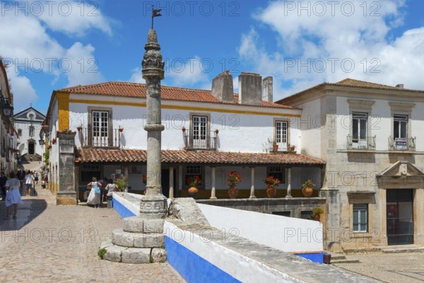 Idyllic street scene with old buildings, café and relaxed passers-by, Pelourinho de Óbidos, pillory, whipping post, Largo Santa Maria, Óbidos, Obidos, Oeste, Centro, Estremadura, Portugal, Europe