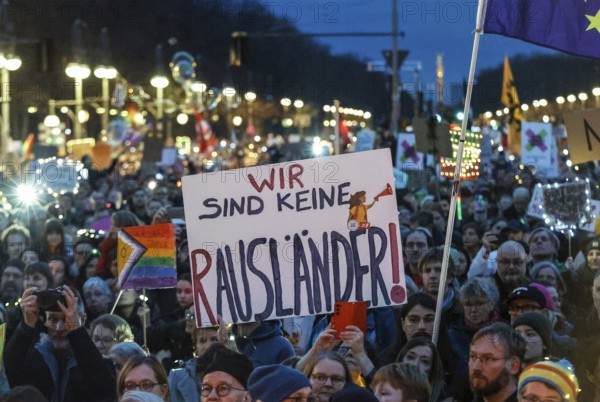 Tens of thousands of people demonstrated against right-wing populism and in favour of democracy at the Brandenburg Tor in Berlin. The sea of lights was directed against the rise of the AfD and other right-wing parties in Europe, 25.01.2025, Berlin, Berlin, Germany, Europe