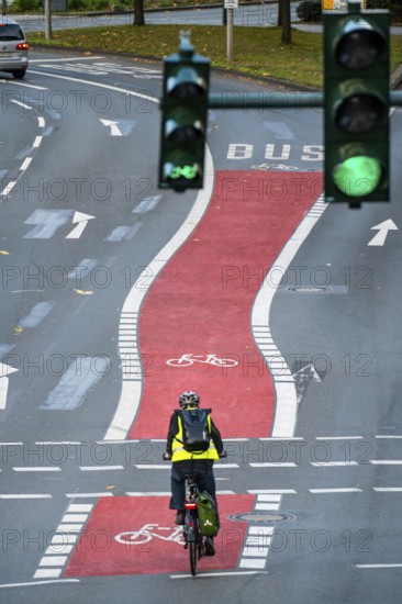 The new environmental lane on Schützenbahn street in Essen city centre, cyclists and buses have their own lane, traffic lights give cyclists a time advantage over cars, Essen, North Rhine-Westphalia, Germany, Europe