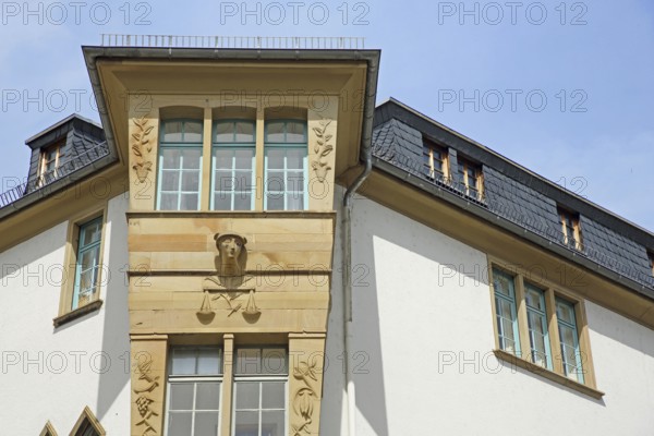 Building with oriel and head of Lady Justice and beam scales, sculpture, face, detail, market square, Kirn, Hunsrück, Rhineland-Palatinate, Germany, Europe