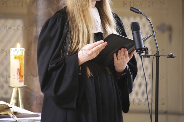 Vicar Lara Schmidt holds the Sunday service in the Protestant parish of Mutterstadt, Rhineland-Palatinate