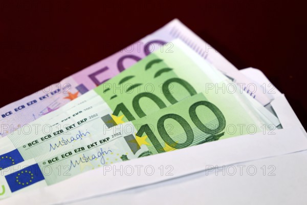 Briefkuvert mit Eurobanknoten (Envelope with euro bank notes)