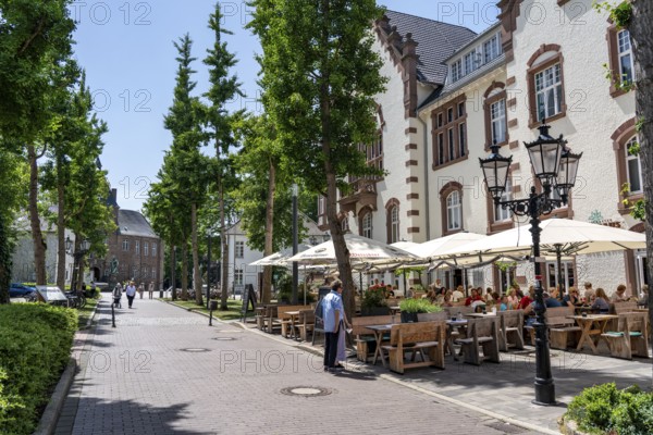 The old town centre of Mörs, on the Lower Rhine, castle Street, Grafschafter Wirtshaus, North Rhine-Westphalia, Germany, Europe