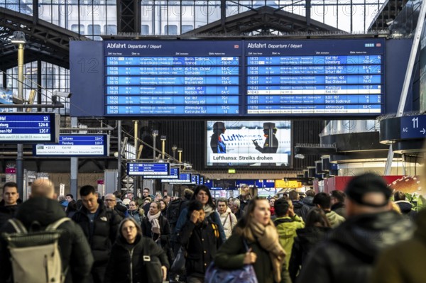 Display boards at Hamburg central station, evening rush hour, in front of another GDL, train driver strike, full station, reference to the VERDI strike at Lufthansa, news screen, Wandelhalle, Germany, Europe