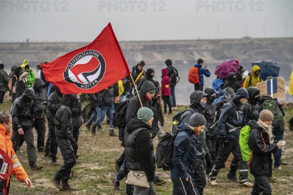 Many thousands of demonstrators march after a demonstration against the demolition of the lignite village of Lützerath, to the edge of the Garzweiler open-cast mine and on to the rest of the village, Lützerah, Erkelenz, North Rhine-Westphalia, Germany, Europe