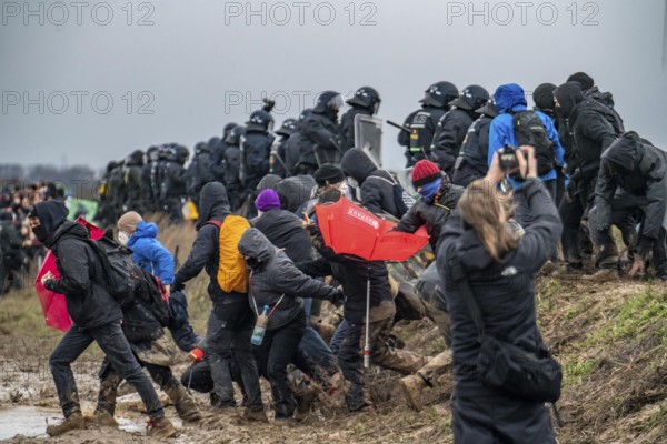 Violent clashes between thousands of demonstrators and the police, after a demonstration against the demolition of the brown coal village of Lützerath, the demonstration participants try to get to the rest of the village, Lützerah, and storm it, the police prevent this with a large contingent of forces, Erkelenz, North Rhine-Westphalia, Germany, Europe