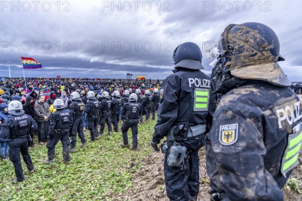 Violent clashes between thousands of demonstrators and the police, after a demonstration against the demolition of the brown coal village of Lützerath, the demonstration participants try to get to the rest of the village, Lützerah, and storm it, the police prevent this with a large contingent of forces, Erkelenz, North Rhine-Westphalia, Germany, Europe