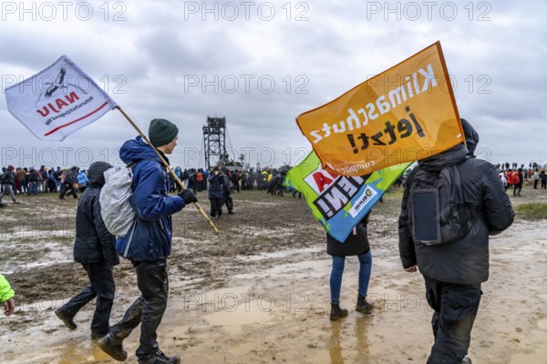 Many thousands of demonstrators march after a demonstration against the demolition of the lignite village of Lützerath, to the edge of the Garzweiler open-cast mine and on to the rest of the village, Lützerah, Erkelenz, North Rhine-Westphalia, Germany, Europe