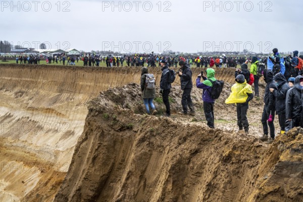 Many thousands of demonstrators march after a demonstration against the demolition of the lignite village of Lützerath, to the edge of the Garzweiler open-cast mine and on to the rest of the village, Lützerah, Erkelenz, North Rhine-Westphalia, Germany, Europe